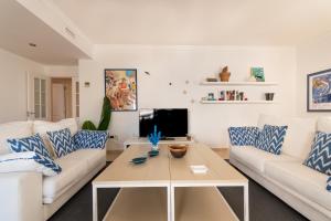 Telewizja i/lub zestaw kina domowego w obiekcie Apartment, front line beach, in Las Arenas, Bahía de Marbella