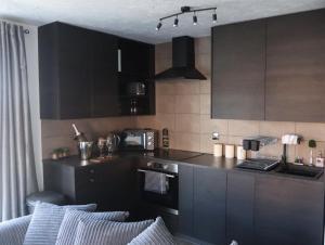 Kuchyň nebo kuchyňský kout v ubytování Coventry Waterside Luxury Apartment