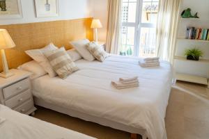 Łóżko lub łóżka w pokoju w obiekcie Apartment, front line beach, in Las Arenas, Bahía de Marbella