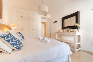 Łóżko lub łóżka w pokoju w obiekcie Apartment, front line beach, in Las Arenas, Bahía de Marbella