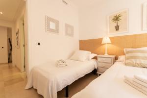 Łóżko lub łóżka w pokoju w obiekcie Apartment, front line beach, in Las Arenas, Bahía de Marbella