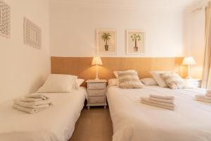 Łóżko lub łóżka w pokoju w obiekcie Apartment, front line beach, in Las Arenas, Bahía de Marbella