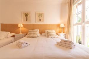 Łóżko lub łóżka w pokoju w obiekcie Apartment, front line beach, in Las Arenas, Bahía de Marbella