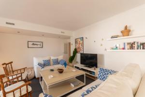 Telewizja i/lub zestaw kina domowego w obiekcie Apartment, front line beach, in Las Arenas, Bahía de Marbella