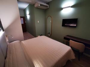 Llit o llits en una habitació de Hotel Balcony 38 fotos més