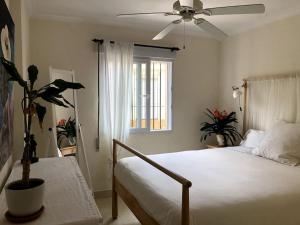 1 dormitorio con 1 cama y ventilador de techo en Cozy House in La Manga Club, en Atamaría