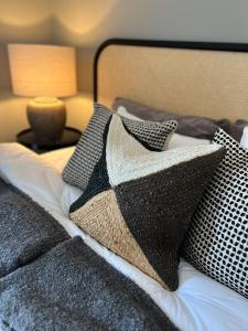 uma cama com almofadas pretas e brancas em Fjällglim36 em Sälen