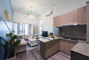 Kuchyň nebo kuchyňský kout v ubytování WESU Weisu Executive Apartment Shenzhen Shenda Metro Store
