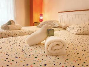A bed or beds in a room at Piso moderno en la playa Gijón