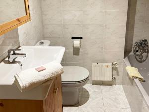 A bathroom at Piso moderno en la playa Gijón