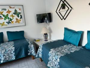 two beds sitting next to each other in a bedroom at Departamento familiar con vista al mar in Manzanillo