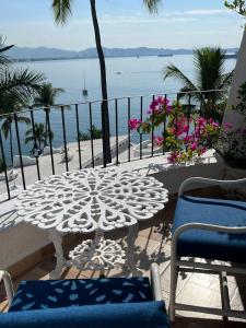 uma mesa e cadeiras numa varanda com vista para a água em Departamento familiar con vista al mar em Manzanillo