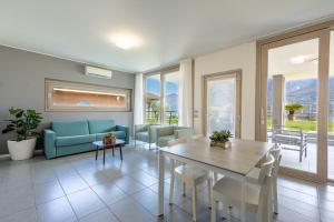 Гостиная зона в Bellagio Village- 4 Apartments by the lake - Seasonal Warm Pool and Sauna