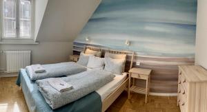 una camera con due letti e un dipinto sul muro di bedinBERN Aparthotel a Berna