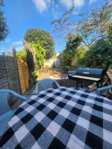 - une table de pique-nique et un barbecue sur la terrasse dans l'établissement House near restaurants, park and pubs, perfect for pets!, à Bristol