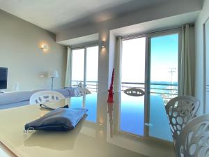 נוף של הבריכה ב-Jolie Apartament Luxury Gallipoli או בסביבה