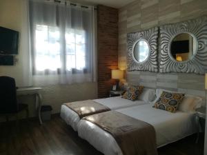 1 dormitorio con 1 cama grande y espejo en Cal Music B&B en Premia de Dalt