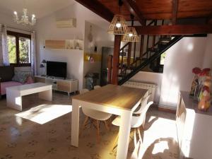 uma sala de estar com uma mesa e uma sala de estar com um sofá em VILLA CARMEN em Alcossebre