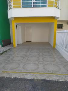 Una gran habitación vacía con un piso con escalera. en imóvel ideal para suas férias em Canto Grande, en Bombinhas