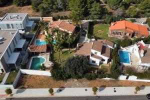 an aerial view of a house with a swimming pool at VILLA CARMEN in Alcossebre