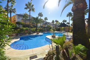 Basen w obiekcie Apartment, front line beach, in Las Arenas, Bahía de Marbella lub w pobliżu