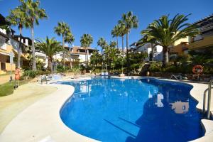 Basen w obiekcie Apartment, front line beach, in Las Arenas, Bahía de Marbella lub w pobliżu