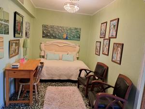 um quarto com uma cama, uma secretária e cadeiras em Full equipped and comfortable apartment with WiFi em Valência