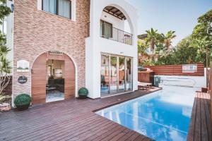 een huis met een zwembad naast een huis bij SunnyVillas: 4BR Villa☆Private Pool + Jacuzzi - Villa Amelie in Protaras