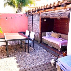 - une terrasse avec une table, un lit, une table et des chaises dans l'établissement Palou 1900 Garraf, à Sant Pere de Ribes