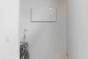 Habitación con baño blanco con lavadora. en Apartamento 601 kappadoccia, en Bogotá