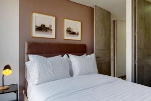 1 dormitorio con 1 cama grande con almohadas blancas en Apartamento 601 kappadoccia, en Bogotá