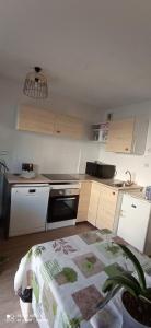 Kuchyň nebo kuchyňský kout v ubytování Appartement spacieux Verdon Sur Mer + 6 fotografií