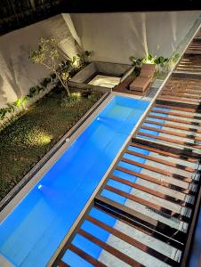 - une piscine d'eau bleue sur les escaliers dans l'établissement Cottonwood Exclusive Villa Sagarmatha @Puncak, à Bogor