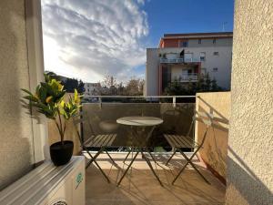 - un balcon avec une table et des chaises dans l'établissement *La Pampa, Studio, Parking, Clim, Hôpitaux/Fac*, à Montpellier