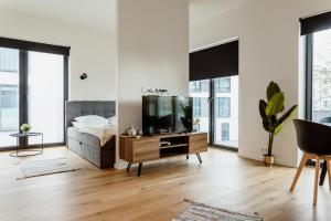 uma sala de estar com televisão numa mesa de madeira em Dream Stay - Modern Apartments in City Centre em Talin