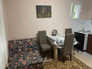 uma sala de jantar com mesa e cadeiras e uma cozinha em Apartment Lazar & Marco em Podgorica