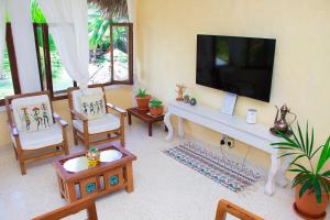 Televisyen dan/atau pusat hiburan di Tembo Beach Cottage 2