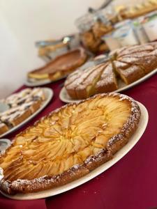 uma mesa com vários tipos diferentes de tortas em pratos em Saturnia Pian Di Cataverna em Saturnia