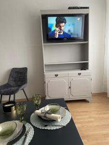 uma sala de estar com uma televisão e uma mesa em Tapa Guest Apartment em Tapa