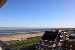 Blick auf den Strand vom Balkon eines Gebäudes in der Unterkunft Panorama Whg 92 in Cuxhaven