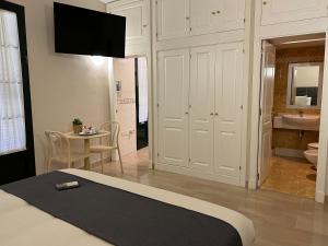 una camera da letto con un letto e un bagno di Elegant Suite a Siviglia