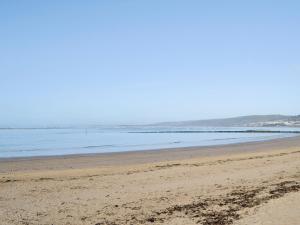 une plage vide avec l'océan en arrière-plan dans l'établissement Y Beudy, à Llannon