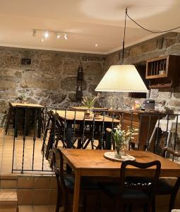 BERGUI Guesthouse - Guimarãesにあるレストランまたは飲食店