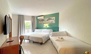 pokój hotelowy z 2 łóżkami i kanapą w obiekcie Moon Dreams Fuengirola w mieście Fuengirola