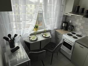uma pequena cozinha com uma mesa e uma janela em Tapa Guest Apartment em Tapa