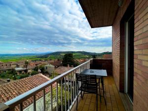 einen Balkon mit einem Tisch und Stühlen sowie Aussicht in der Unterkunft Albergo Di Murlo in Murlo