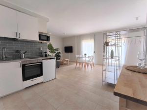 Kuchyňa alebo kuchynka v ubytovaní Mazi Apartments Havana + 27 fotografií