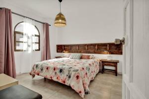 una camera con letto e scrivania di Casa Tornasol a Corralejo
