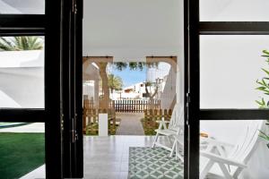 vista su un patio dalla porta di una casa di Casa Tornasol a Corralejo