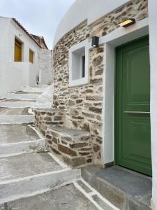 a green door on the side of a building at Dryopis Studio in Dhriopís